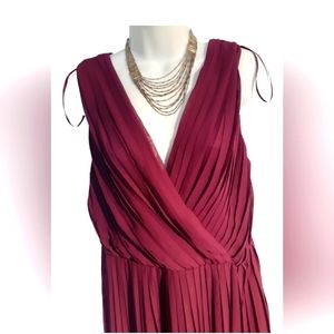 Liz Clairbonne fully pleated sleeveless dress Burgundy color